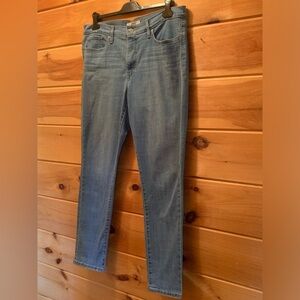 Women’s Levi’s 312 Shaping Size 33/30 Skinny